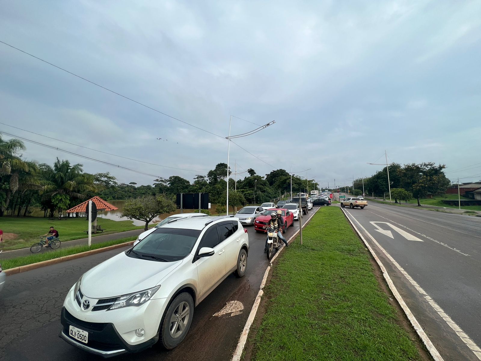 Transbordamento dos igarapés gera caos no trânsito de Rio Branco